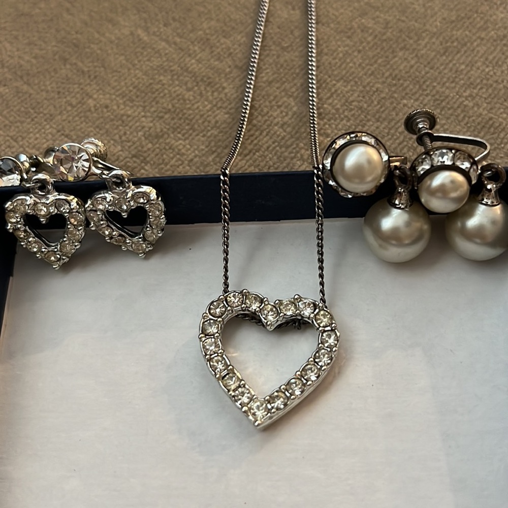 Vintage Jewelry Bundle - 2 pairs screw back earrings & heart necklace - Picture 11 of 11